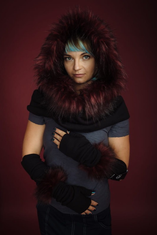 Kaptur czarny z bordowym futrem