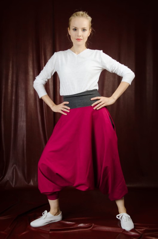 Burgundowe alladynki damskie na modelce 175 cm w rozmiarze S z białymi trampkami od Hultaj Polski