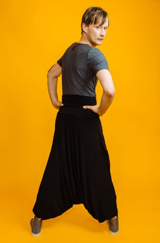 Czarne alladynki męskie z wiskozy na modelu 185 cm w rozmiarze M