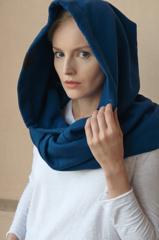 Granatowy komin z kapturem