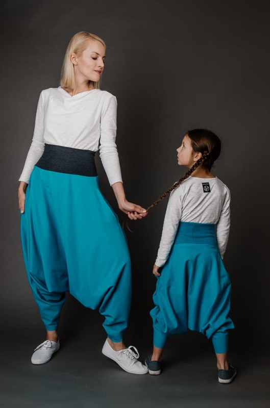 Komplet turkusowych spodni alladynki dla mamy i córki od Hultaj Polski w stylizacji z białymi longsleeve’ami