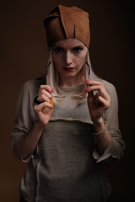 Lekka czapka Beanie zamszowa z asymetrycznymi przeszyciami