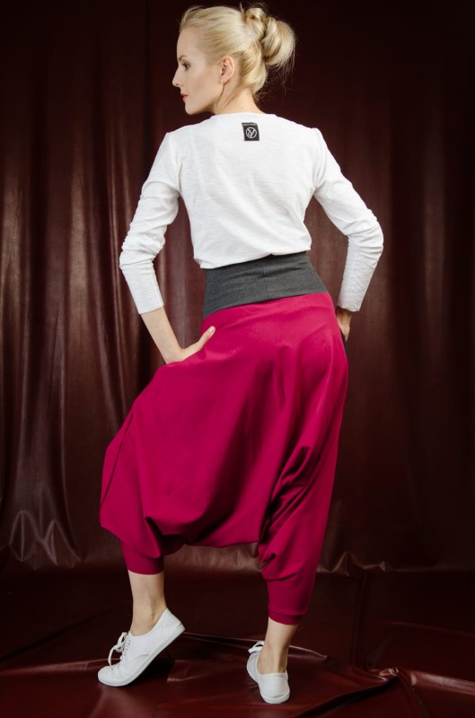 Haremki bordo do jogi od Hultaj Polski w sportowej stylizacji na modelce 175 cm