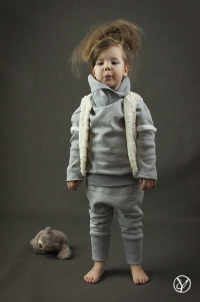 Bluza szara z kołnierzem. Spodnie wąskie szare.