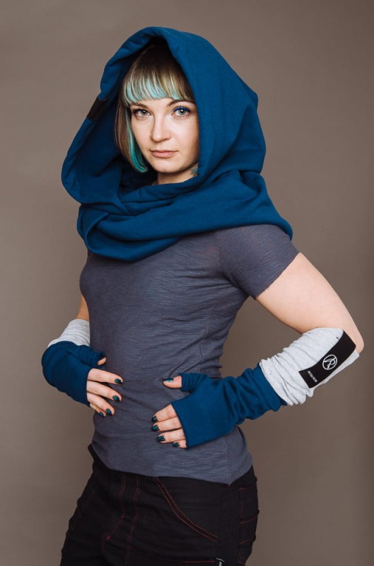 Bliski kadr na otulacz Granatowy Damski w atramentowym kolorze z dzianiny bawełnianej