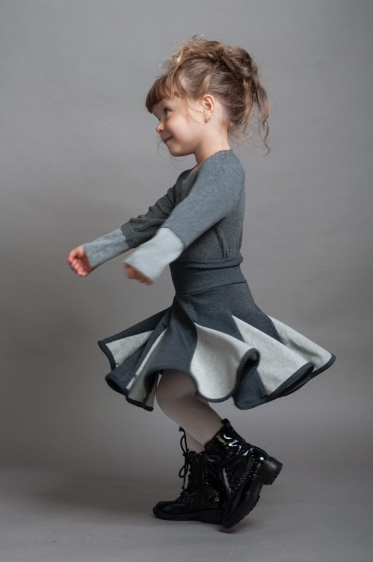 Lambadówka szaro-szara. Modelka rozmiar 98 (3 lata).