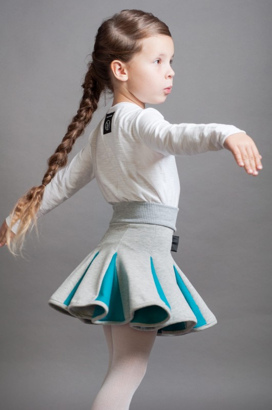 Lambadówka jasnoszara turkus. Modelka rozmiar 110 (6 lat).