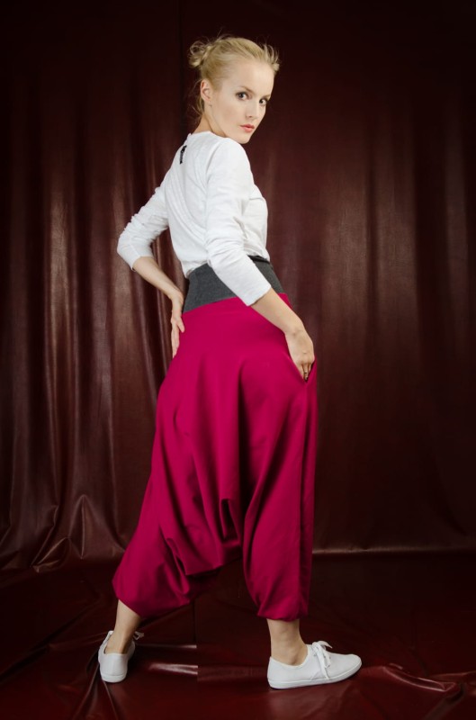 Haremki damskie bordo od Hultaj Polski na modelce 175 cm w sportowo-casualowej stylizacji z białymi trampkami