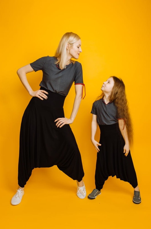 Komplet czarnych haremek z wiskozy dla mamy i córki od Hultaj Polski na żółtym tle