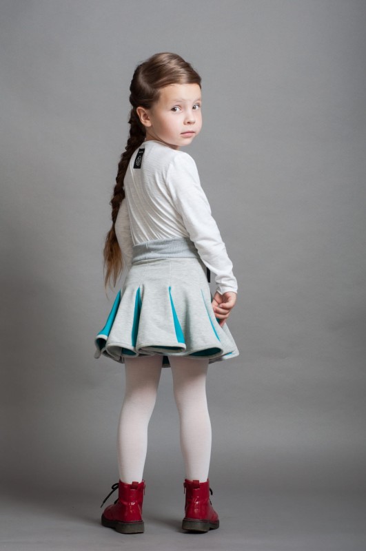 Lambadówka jasnoszara turkus. Modelka rozmiar 110 (6 lat).