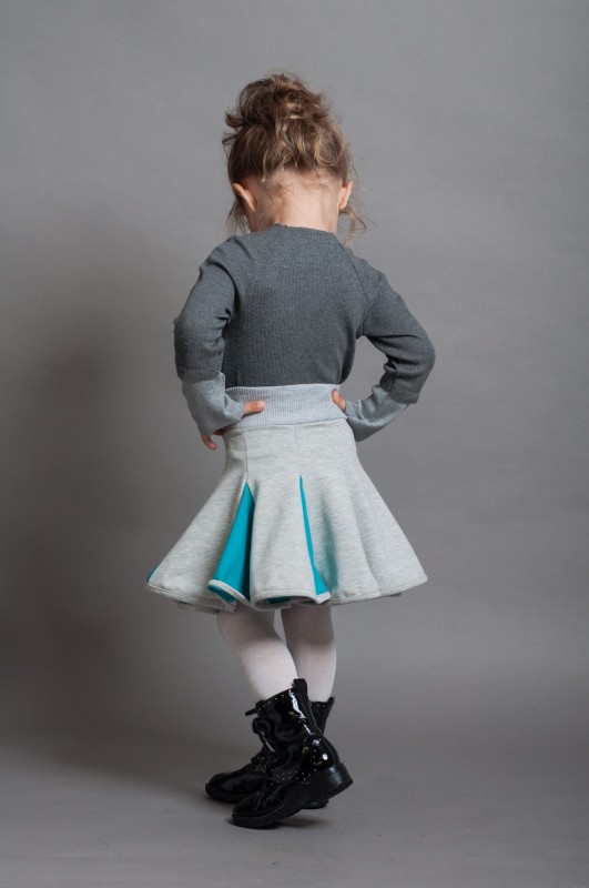 Lambadówka jasnoszara turkus. Modelka rozmiar 98 (3 lata).