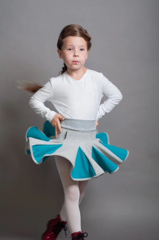 Lambadówka jasnoszara turkus. Modelka rozmiar 110 (6 lat).
