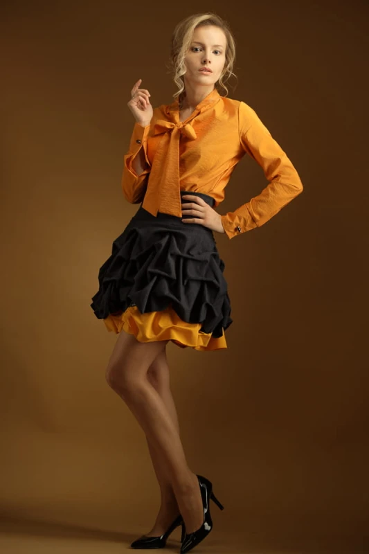 Modelka w spódnicy Hultaj Polski z elastycznym pasem