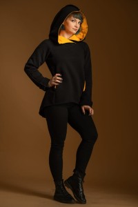 Czarny hoodie damski z wielkim kapturem w miejskiej stylizacji