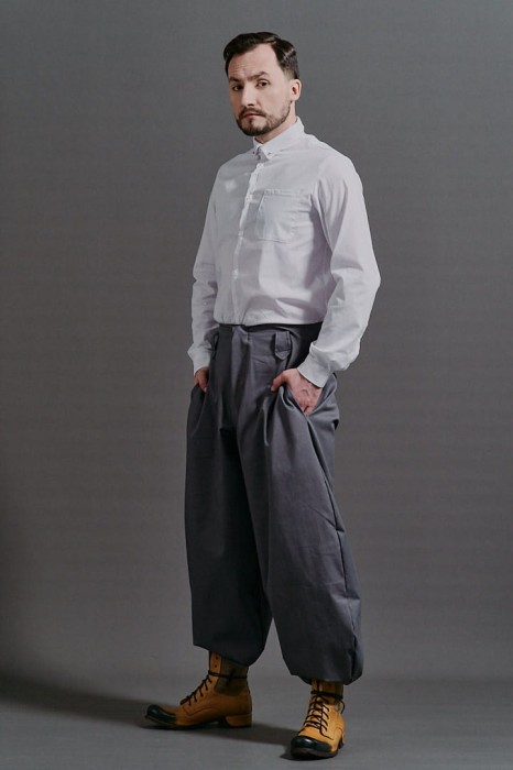Szare szerokie spodnie męskie Cwaniaki z kolekcji BRZYTWA w streetwearowym stylu na neutralnym tle