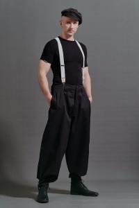 Mężczyzna w czarnych luźnych spodniach Cwaniaki w streetwearowym stylu