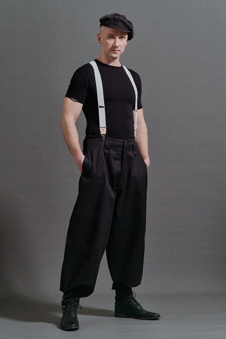 Mężczyzna w czarnych luźnych spodniach Cwaniaki w streetwearowym stylu