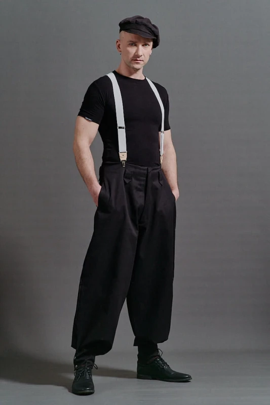 Mężczyzna w czarnych luźnych spodniach Cwaniaki w streetwearowym stylu