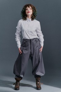 Szare szerokie spodnie damskie Cwaniaki z kolekcji BRZYTWA w streetwearowym stylu