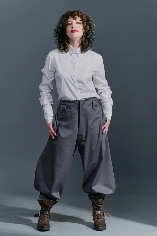 Szare szerokie spodnie damskie Cwaniaki z kolekcji BRZYTWA w streetwearowym stylu