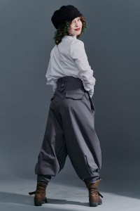 Kobieta w szarych spodniach streetwear Cwaniaki z kolekcji BRZYTWA w casualowym looku