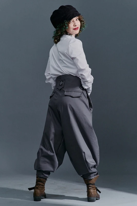 Kobieta w szarych spodniach streetwear Cwaniaki z kolekcji BRZYTWA w casualowym looku