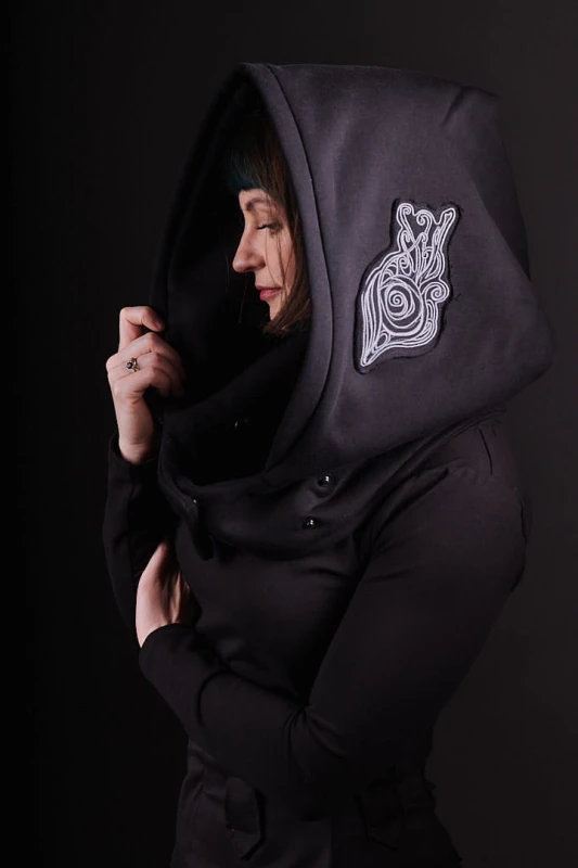Kaptur Lorien Czarny od Hultaj Polski – unisex otulacz z elfickim haftem. Całoroczny, dwuwarstwowy kapturoszalik, regulowany. Elegancja dla kobiet!