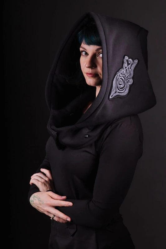 Kaptur Lorien Czarny od Hultaj Polski – unisex otulacz z elfickim haftem. Całoroczny, dwuwarstwowy kapturoszalik, regulowany. Elegancja dla kobiet!