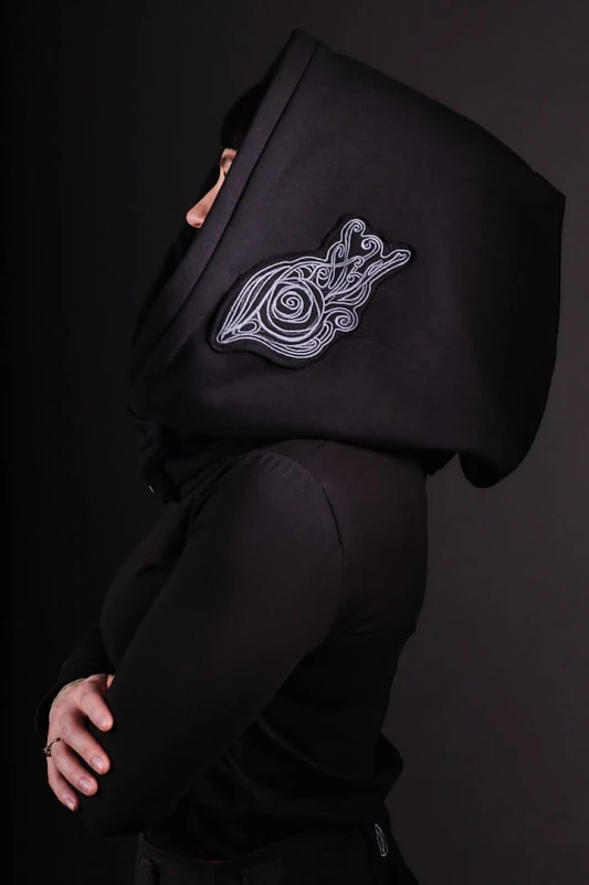 Kaptur Lorien Czarny od Hultaj Polski – unisex otulacz z elfickim haftem. Całoroczny, dwuwarstwowy kapturoszalik, regulowany. Elegancja dla kobiet!