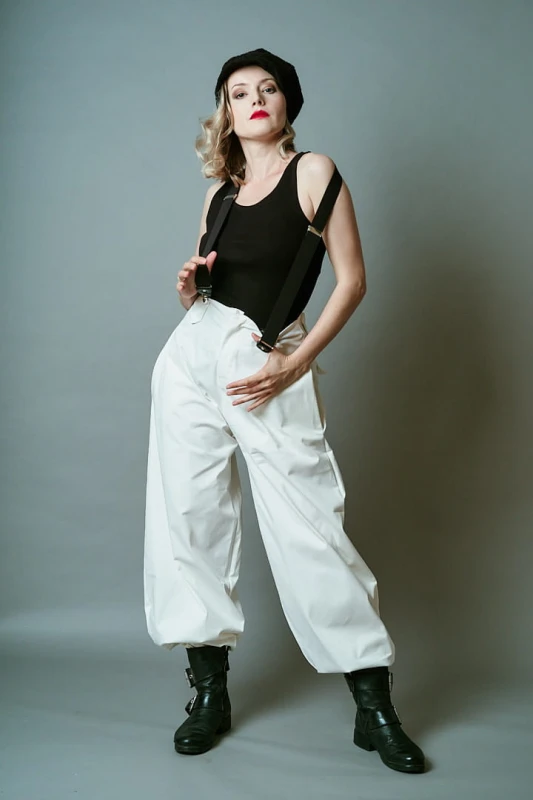 Śmietankowe szerokie spodnie damskie Cwaniaki z kolekcji BRZYTWA w streetwearowym stylu