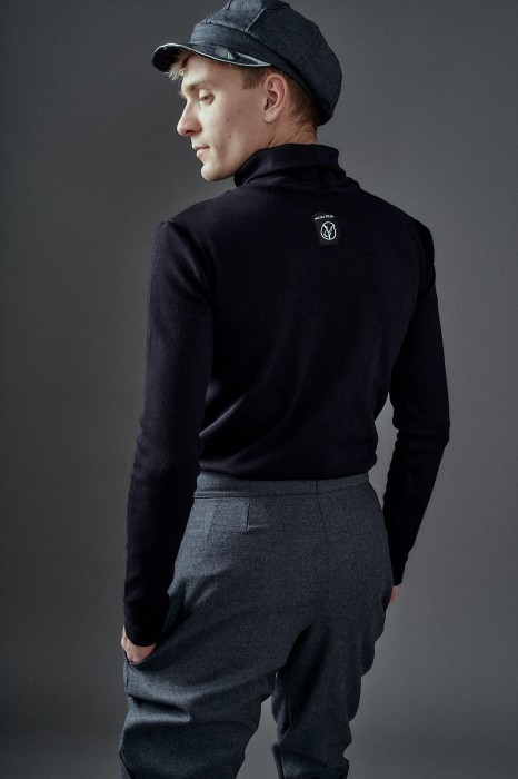 Czarny golf męski Kosmopolita od Hultaj Polski – minimalistyczny look z wysokim kołnierzem.