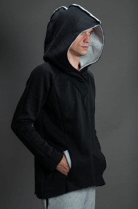 Czarna bluza sportowa dla mężczyzn z dużym kapturem