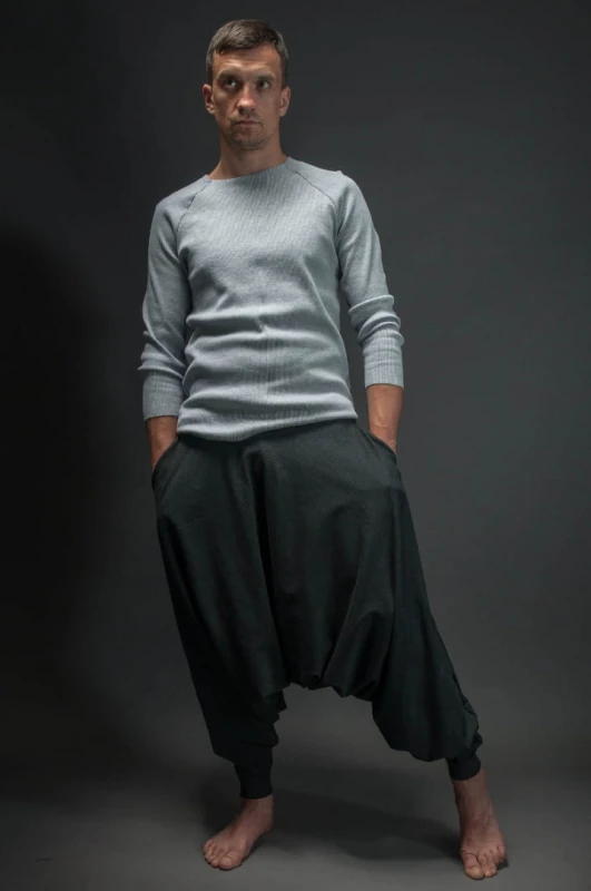 Haremki męskie ciemnoszare od Hultaj Polski w codziennej stylizacji na modelu