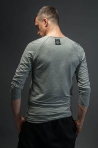 Jasnoszary longsleeve męski z wycięciem w casualowym stylu