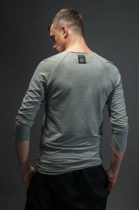 Jasnoszary longsleeve męski z wycięciem w casualowym stylu