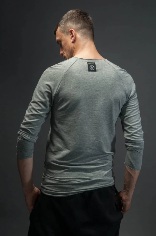 Jasnoszary longsleeve męski z wycięciem w casualowym stylu