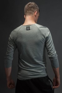 Jasnoszary longsleeve męski z wycięciem w casualowym stylu