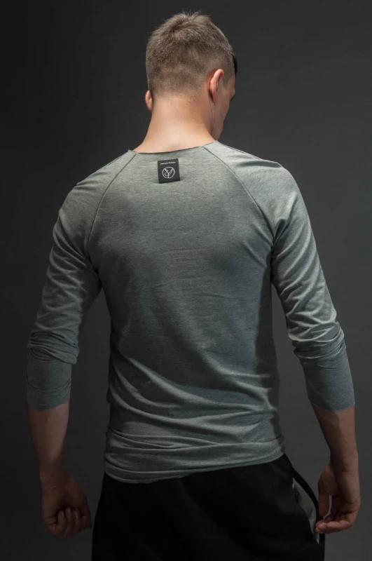 Jasnoszary longsleeve męski z wycięciem w casualowym stylu