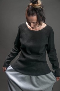 Czarny longsleeve damski casualowy od Hultaj Polski