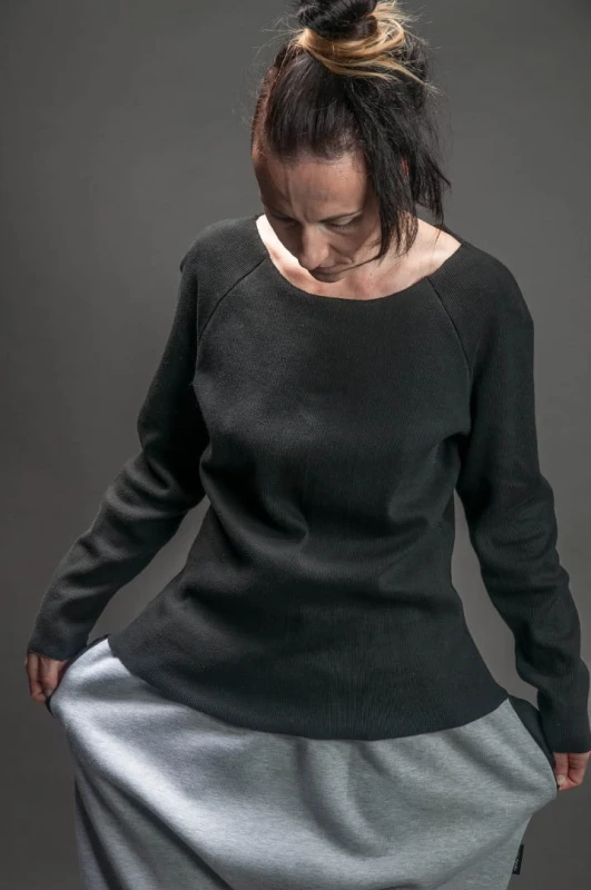 Czarny longsleeve damski casualowy od Hultaj Polski