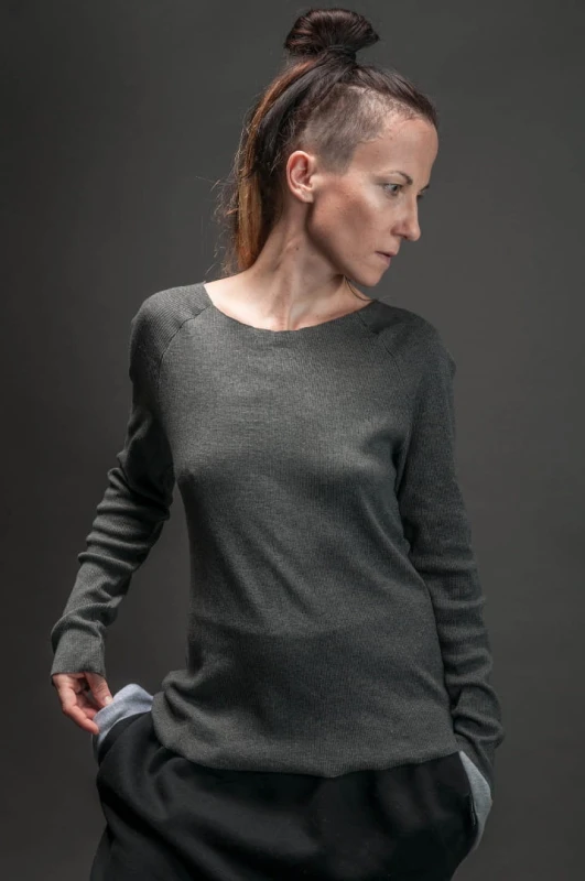 Ciemnoszary longsleeve damski oversize w minimalistycznym stylu