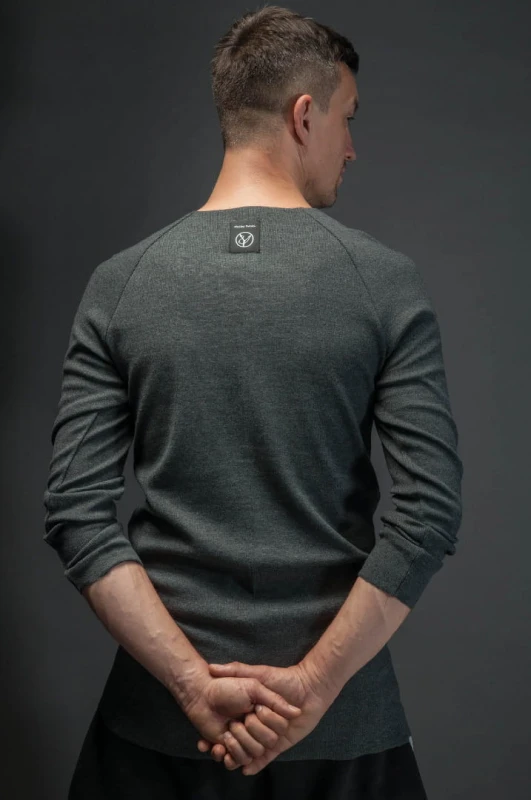 Ciemnoszary longsleeve męski oversize w minimalistycznym stylu