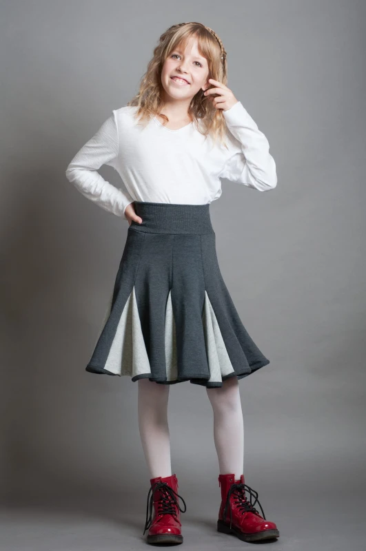 Lambadówka szaro-szara. Modelka rozmiar 140 (13 lat).