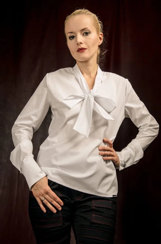  Biała koszula z kokardą