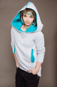 Bluza casualowa damska szara – wygodny krój i turkusowe detale