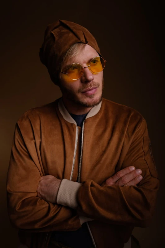 Asymetryczna zamszowa czapka beanie męska