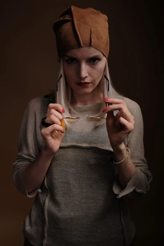 Lekka czapka Beanie zamszowa z asymetrycznymi przeszyciami
