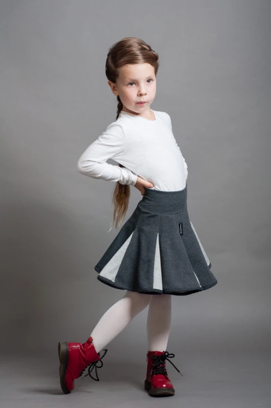 Lambadówka szaro-szara. Modelka rozmiar 110 (6 lat).