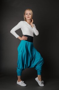 Morskie alladynki damskie na modelce 165 cm w rozmiarze S od Hultaj Polski
