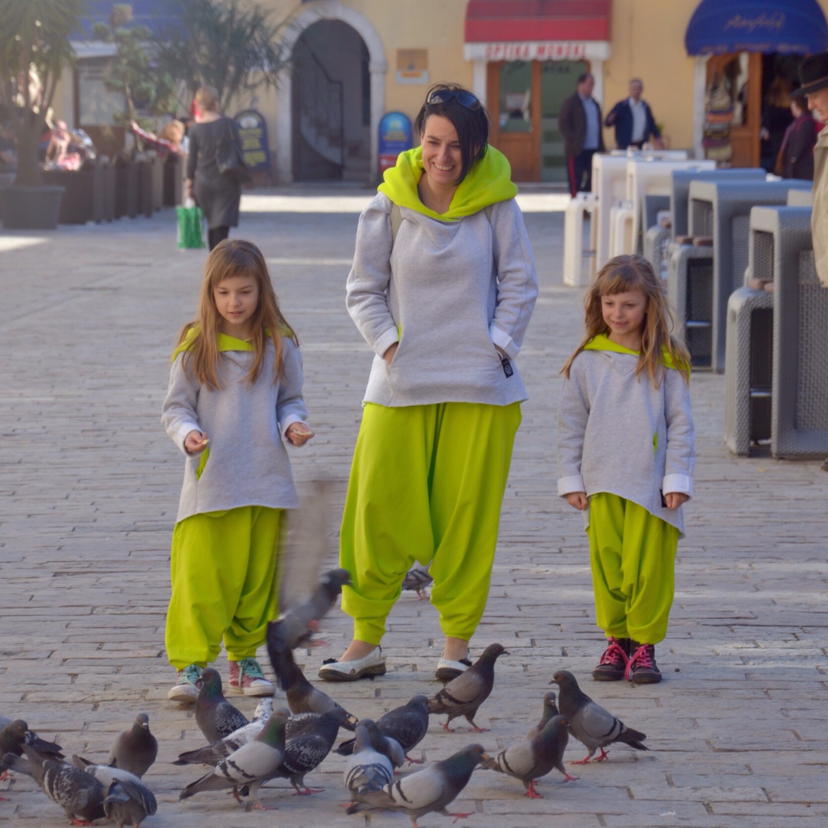 rodzina w takich samych ubraniach, spodniach haremkach i bluzach dresowych